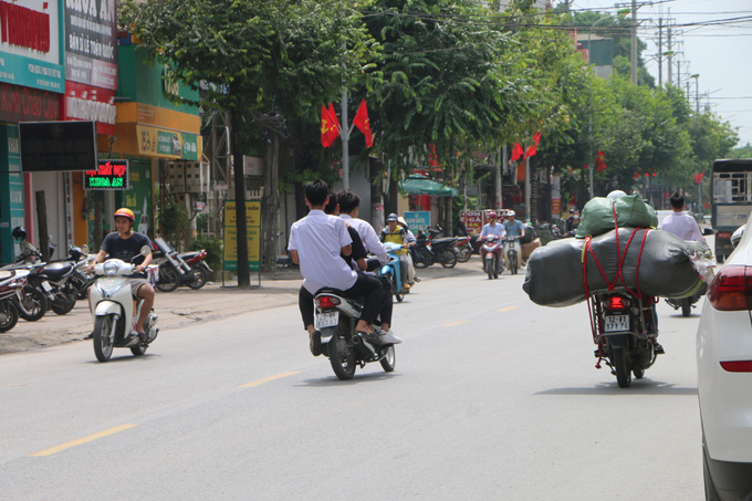 Tình trạng tương tự diễn ra tại khu vực trường THPT Phùng Khắc Khoan, tỉnh lộ 419