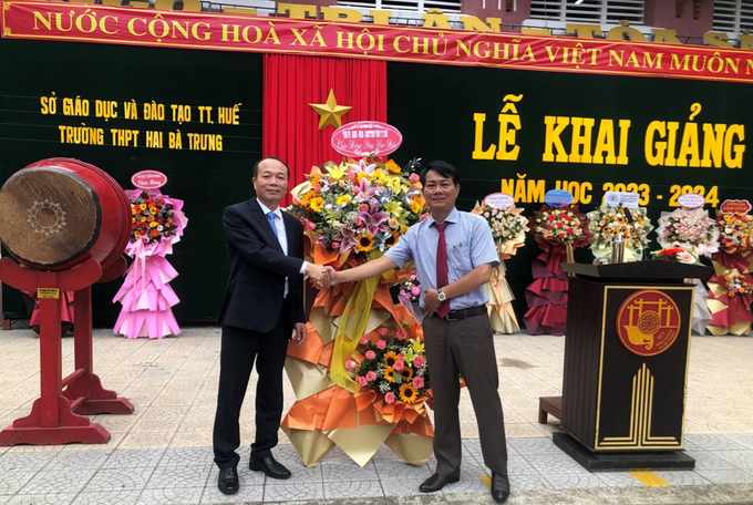 Phó Chủ tịch UBND tỉnh Thừa Thiên Huế Phan Quý Phương tặng hoa chúc mừng.