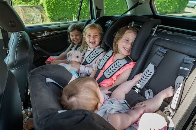 Nên cho trẻ dưới 2 tuổi ngồi quay mặt khi đi xe ô tô để đảm bảo an toàn tối đa