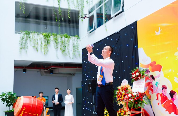 FPT School Bắc Ninh sử dụng robot để thực hiện nghi thức kéo cờ và máy bay không người lái đưa thư chúc mừng năm học mới