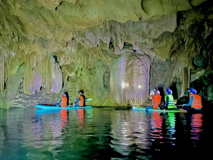 Hang Sơn Nữ có chiều dài hơn 1km nằm giữa rừng Trường Sơn.