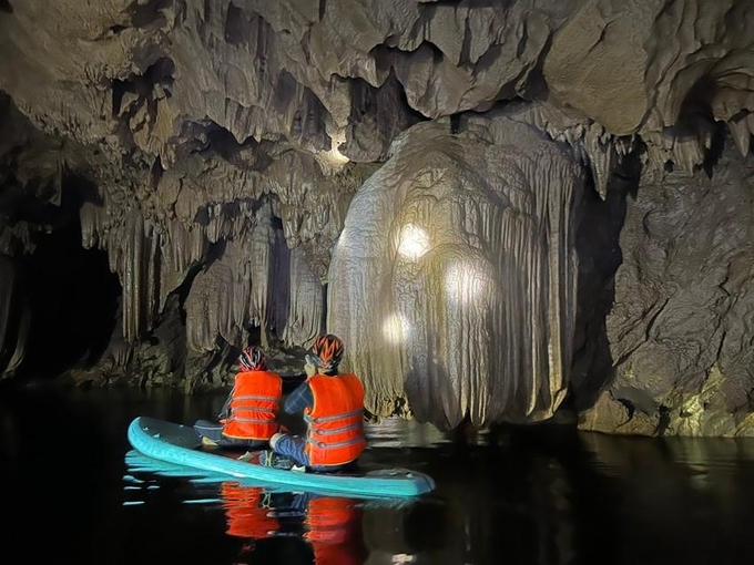 Nước trong hang không lớn, người dân có thể chèo thuyền từ đầu đến cuối hang.