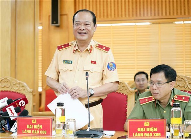 Thiếu tướng Lê Xuân Đức, Phó Cục trưởng Cục Cảnh sát Giao thông trả lời câu hỏi của các phóng viên về đấu giá biển số xe