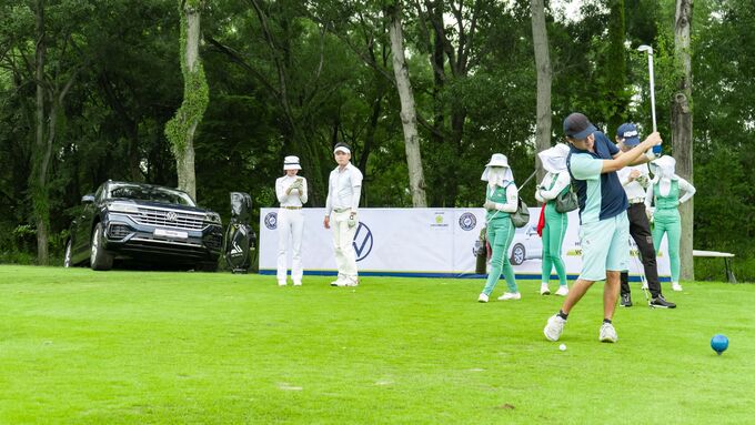 Volkswagen Touareg Luxury tại hole số 16 của giải thưởng “Hole-in-One”.