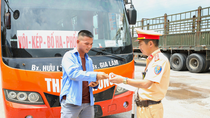 Sau hơn một tháng thực hiện đợt cao điểm tổng kiểm soát xe ô tô kinh doanh vận tải hành khách và vận tải hàng hóa bằng xe container, lực lượng công an tỉnh Bắc Giang đã xử lý 815 phương tiện.