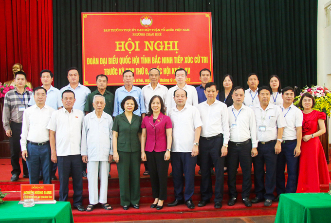 Các ĐBQH và lãnh đạo tỉnh chụp ảnh lưu niệm với cử tri phường Châu Khê.