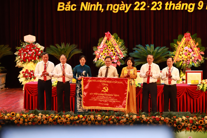Ông Nguyễn Anh Tuấn - Ủy viên Trung ương Đảng, Bí thư Tỉnh ủy Bắc Ninh và lãnh đạo tỉnh Bắc Ninh tặng cờ BCH Hội Nông dân.