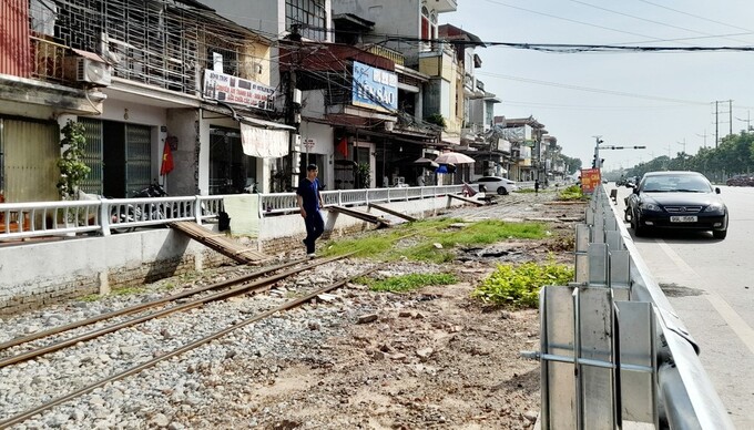 Các 'cây cầu' gỗ tạm được người dân bắc lên lan can để băng qua đường sắt tại địa bàn phường Xương Giang.