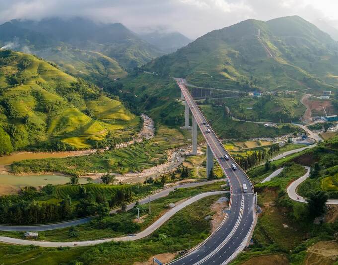 Công trình cầu Móng Sến nằm trong dự án xây dựng tuyến đường mới kết nối với cao tốc Nội Bài-Lào Cai, thay cho Quốc lộ 4D hiện có - Ảnh: Phạm Bằng
