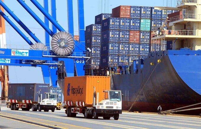 Sau gần 2 tháng, kể từ thời điểm công văn số 956 của Công ty TNHH Cảng Container Quốc tế Tân Cảng Hải Phòng (TC-HICT) phát đi, mặc cho doanh nghiệp hoang mang với các loại tờ khai chồng chéo, 'mệt mỏi' chờ đợi, phía bộ phân chăm sóc khách hàng vẫn chưa có phản hồi hay cảng đưa ra giải pháp hỗ trợ doanh nghiệp