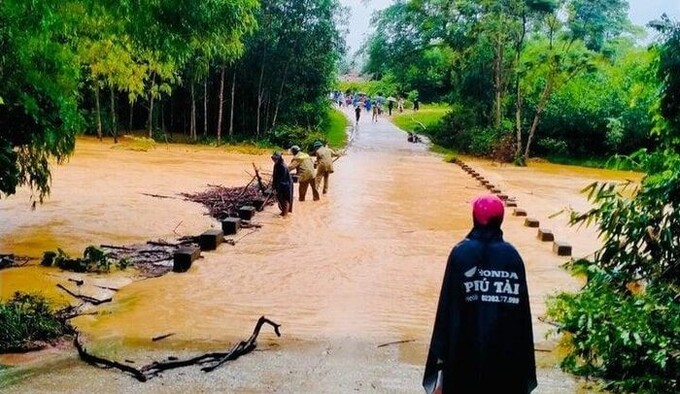 Nhiều nơi ở huyện miền núi Hương Khê bị nước lũ chia cắt cục bộ