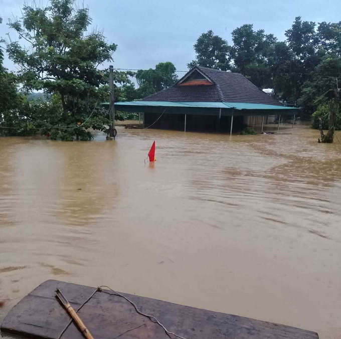 Mưa lũ gây ngập sâu ở nhiều nơi trên địa bàn huyện Quỳ Châu (Ảnh: HĐ)