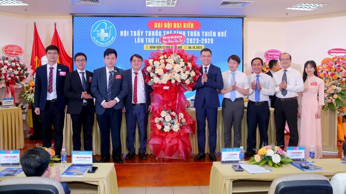 TS Hà Anh Đức - Chủ tịch Hội Thầy thuốc trẻ Việt Nam, Chánh Văn phòng Bộ Y tế tặng hoa chúc mừng Đại hội.