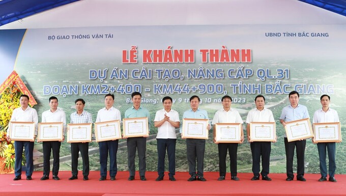 Bộ trưởng Bộ GTVT Nguyễn Văn Thắng trao Bằng khen cho các tập thể, cá nhân có thành tích xuất sắc trong thực hiện Dự án