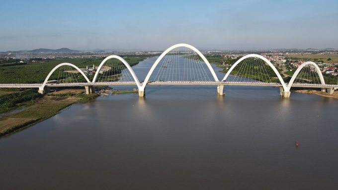 Cầu Kinh Dương Vương bắc qua sông Đuống, nối huyện Tiên Du và Thuận Thành, được khởi công từ năm 2018. Đây là công trình trọng điểm của tỉnh Bắc Ninh với tổng mức đầu tư 1.927 tỷ đồng.