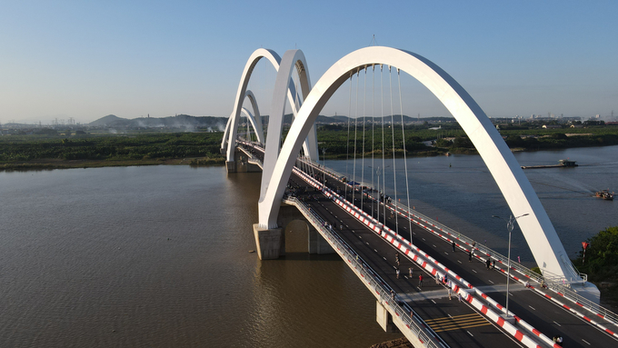 Theo thiết kế, phần thân cầu được làm bằng bêtông cốt thép, kết hợp vòm thép và hệ dây cáp treo vào mặt cầu; thiết kế 4 làn ô-tô, lề bộ hành mỗi bên 2m, cầu chính dài 440m, cầu dẫn phía bắc dài hơn 623m, phía nam dài hơn 173m.