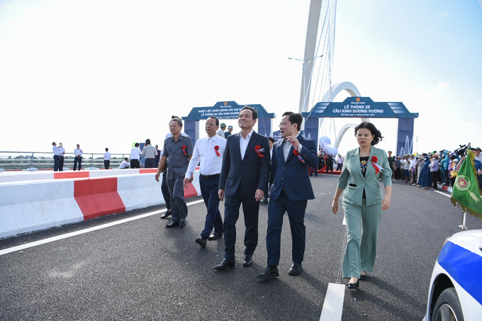 Phó Thủ tướng Trần Lưu Quang cùng các đồng chí lãnh đạo đi dạo trên cầu Kinh Dương Vương.