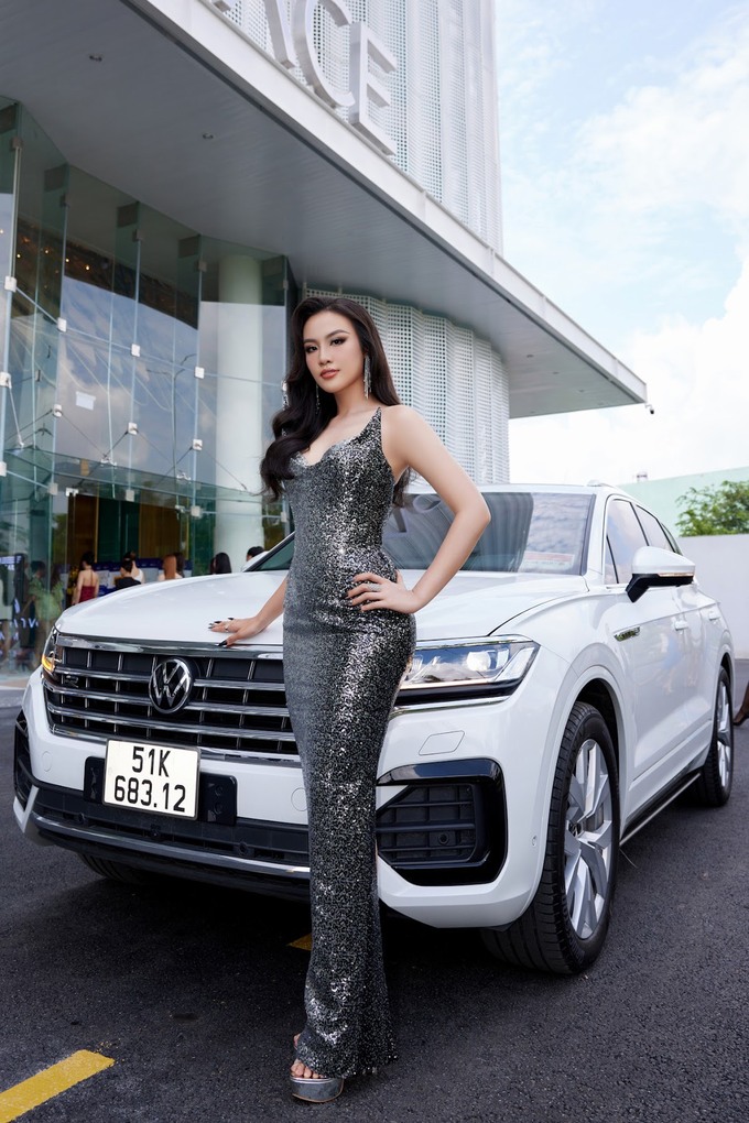 “Nam thần” Volkswagen Touareg cùng Á Hậu Thuỷ Tiên nổi bật chiếm trọn mọi ánh nhìn khi xuất hiện trong ngày đầu tiên của Vòng sơ khảo Hoa Hậu Hoàn Vũ Việt Nam - Miss Cosmo Vienam 2023.