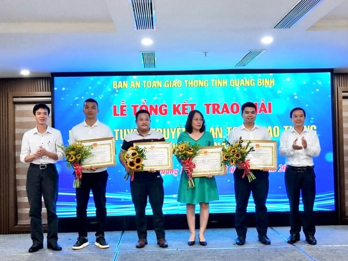 Nhà báo Linh Giang đại diện nhóm tác giả nhận giải