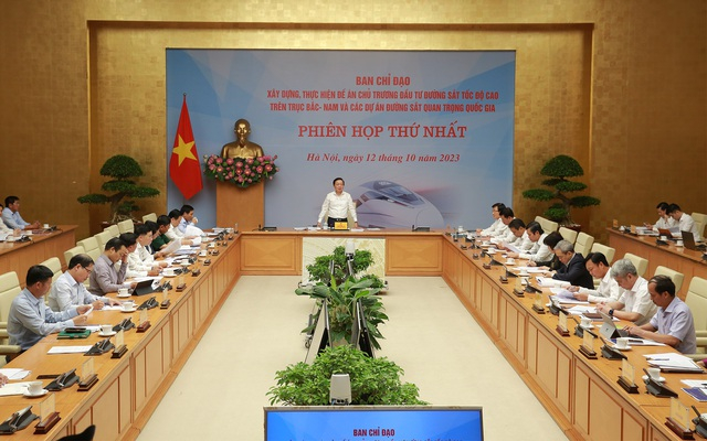 Phó Thủ tướng Trần Hồng Hà nhấn mạnh, đầu tư cho đường sắt cao tốc là đầu tư dài hạn cho tương lai, nhằm hình thành ngành công nghiệp có năng lực làm chủ công nghệ, để vận hành tuyến đường sắt tốc độ cao an toàn, hiệu quả, bền vững - Ảnh: VGP/Minh Khôi