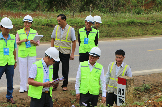 Đoàn công tác kiểm tra cột H Km165+300 QL.6, đoạn qua huyện Vân Hồ, tỉnh Sơn La