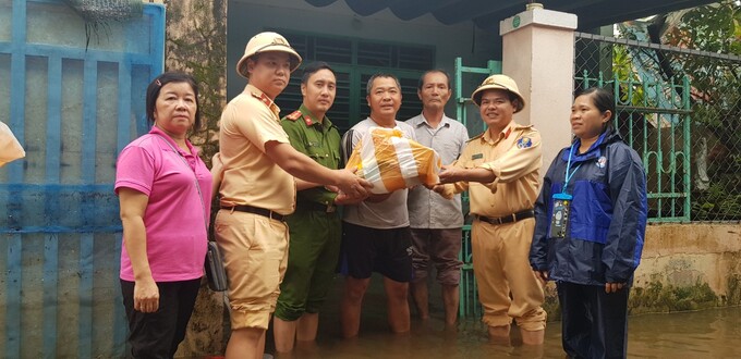 Thủy đoàn 1 hỗ trợ người dân tại Đà Nẵng