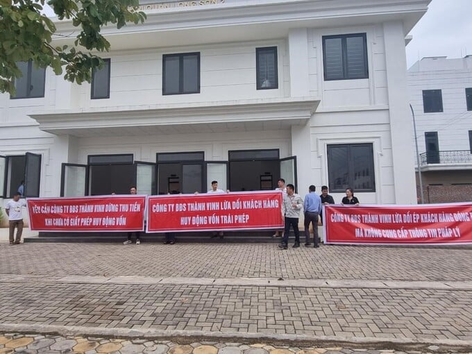 Hàng chục người dân tập trung rất sớm trước hội quán khu Long Sơn 2 căng băng rôn, khẩu hiệu