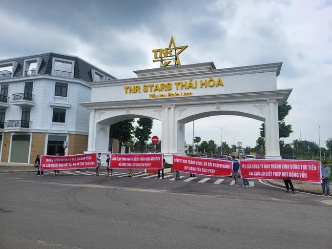 Tất cả khách hàng căng băng rôn, khẩu hiệu trước khu long sơn 1 dự án TNR thị xã Thái Hòa