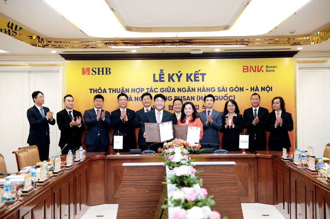 Ông Bang Seong-bin – Chủ tịch Hội đồng quản trị, Tổng Giám đốc Ngân hàng Busan và bà Ngô Thu Hà Tổng Giám đốc SHB trao thỏa thuận hợp tác ngày 16/10/2023