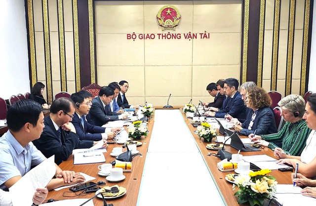 Bộ trưởng Bộ GTVT Nguyễn Văn Thắng và Giám đốc quốc gia WB tại Việt Nam Carolyn Turk trao đổi về đề xuất các dự án có thể hợp tác thời gian tới. Ảnh: Báo GT
