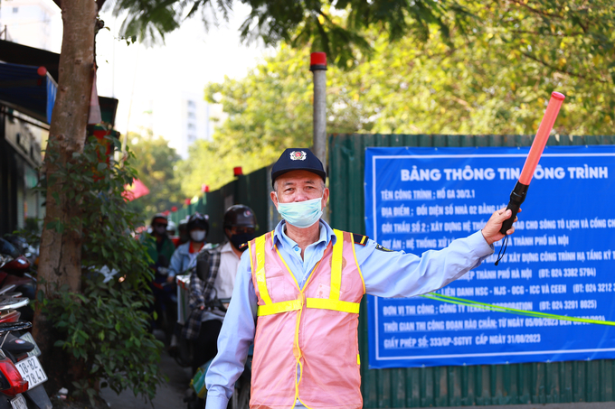 Đơn vị thi công tiến hành quây tôn toàn bộ mặt đường, cấm các phương tiện từ đường Vành đai 3 vào phố Bằng Liệt (khu Linh Đàm) và ngược lại.