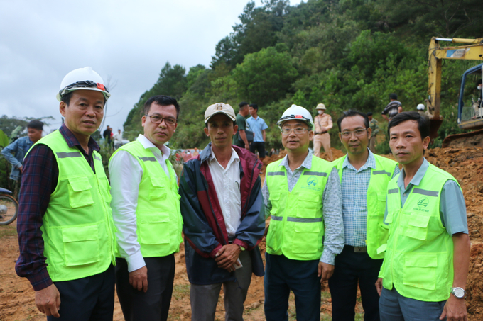 Ông Nguyễn Việt Hung (thứ 2 từ trái sang) tặng quà động viên công nhân nỗ lực khắc phục sự cố