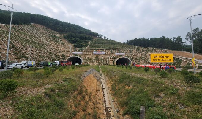Hầm Trường Vinh trên cao tốc Nghi Sơn - Diễn Châu ngày thông xe.