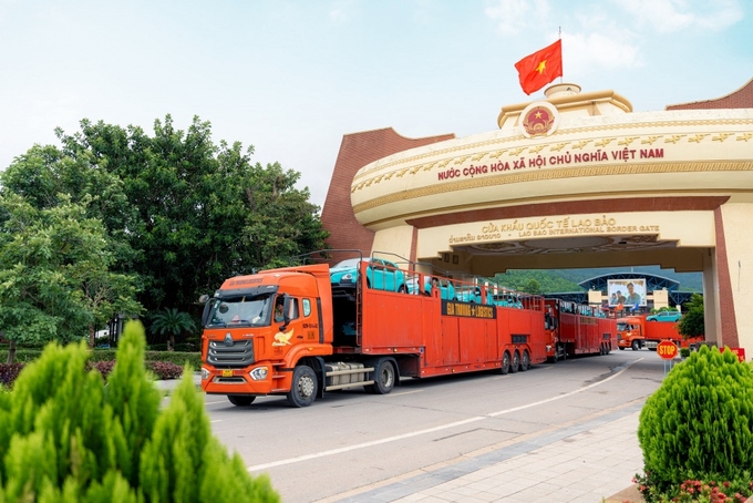 Lô xe Xanh SM đầu tiên được vận chuyển sang Lào
