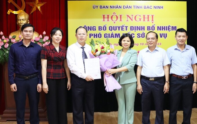 Chủ tịch UBND tỉnh Nguyễn Hương Giang trao Quyết định và tặng hoa chúc mừng tân Phó Giám đốc Sở Nội vụ Nguyễn Đăng Khang.