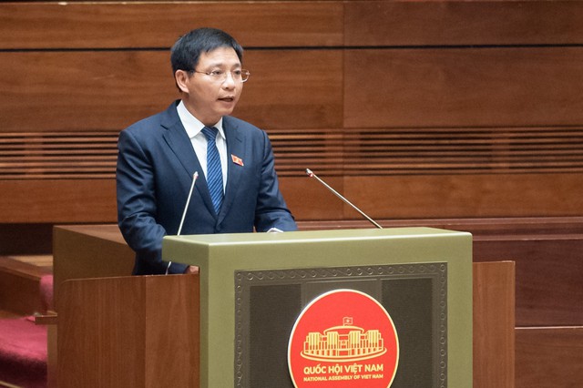 Bộ trưởng Nguyễn Văn Thắng trình bày Tờ trình của Chính phủ về việc điều chỉnh một số nội dung của Nghị quyết 53/2017/QH14 ngày 24/11/2017 của Quốc hội - Ảnh: VGP