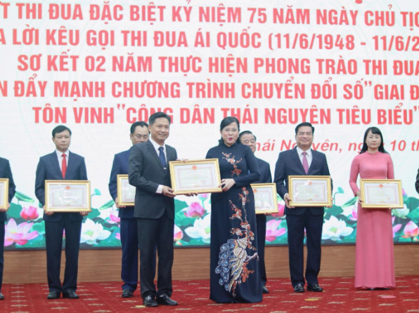 Chủ tịch HĐQT Công ty Hà Lan – Ông Nguyễn Mạnh Hà nhận bằng khen của tỉnh Thải Nguyên