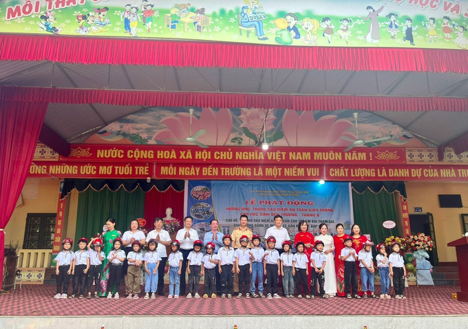 Ông Nguyễn Mạnh Hà- Phó Chủ tịch Hiệp hội Vận tải ô tô tỉnh Thái Nguyên trao tặng mũ bảo hiểm cho các cháu học sinh