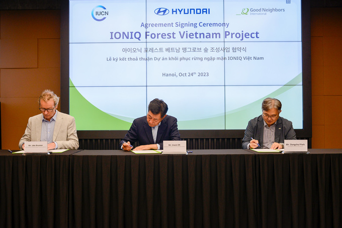 Hà Nội, ngày 24/10/2023 – Hyundai Motor công bố thỏa thuận hợp tác ba năm với Liên minh Bảo tồn Thiên nhiên Quốc tế (IUCN) và quỹ GNI (Good Neighbors International) để triển khai dự án bảo vệ môi trường bền vững tại Việt Nam, tập trung vào trồng rừng ngập mặn ở Đồng bằng sông Cửu Long