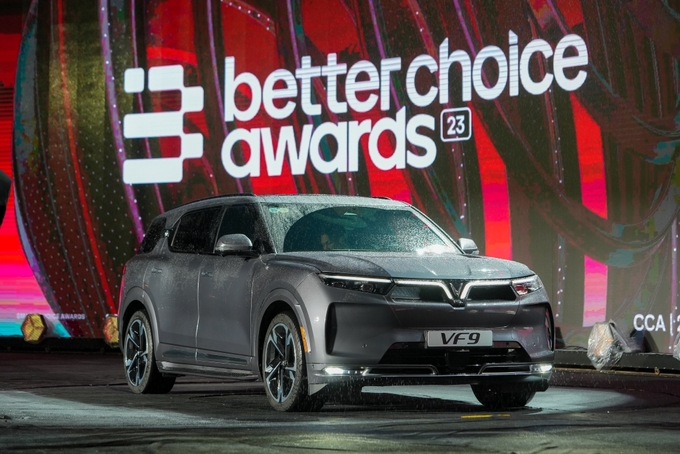 VinFast VF 9 – mẫu xe đạt giải “Xe dẫn đầu xu hướng” xuất hiện ấn tượng trên sân khấu đêm Gala trao giải Better Choice Awards 2023.