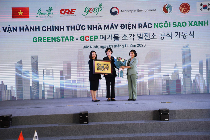 Chủ tịch UBND tỉnh Nguyễn Hương Giang trao tặng tranh dân gian Đông Hồ cho Bộ trưởng Bộ Môi trường Hàn Quốc Han Wha-Jin.