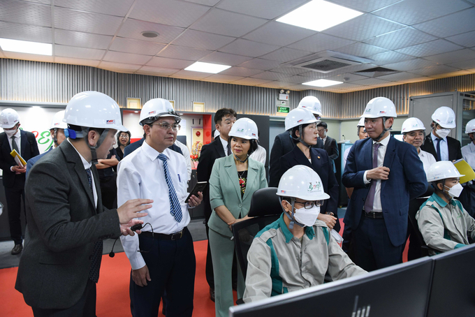 Bộ trưởng Bộ Môi trường Hàn Quốc Han Wha-Jin, Chủ tịch UBND tỉnh Nguyễn Hương Giang thăm Trung tâm điều hành Nhà máy.