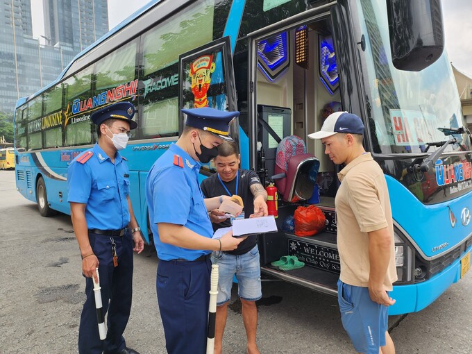 Tổ công tác thuộc Đội TTGT quận Nam Từ Liêm (Thanh tra Sở GTVT Hà Nội) kiểm tra điều kiện an toàn của ô tô khách trước khi xuất bến Mỹ Đình.