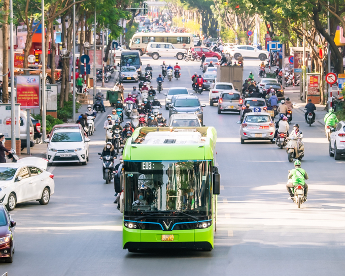 Xe điện VinBus trên đường phố Hà Nội