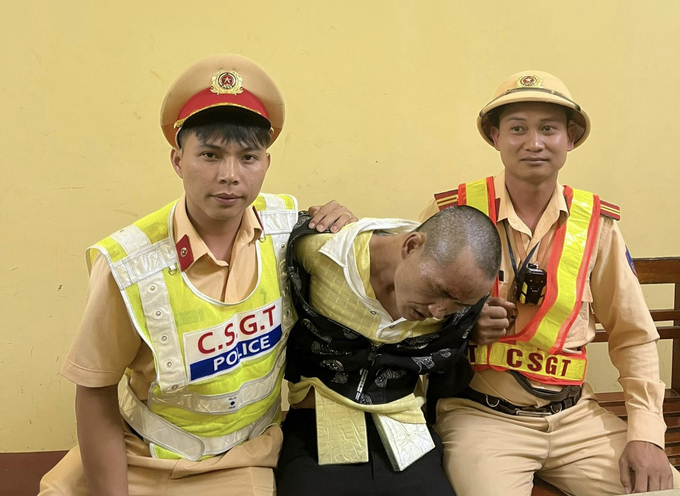 Đối tượng Tùng bị CSGT bắt giữ