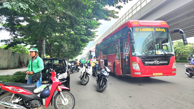 Hàng loạt xe khách vi phạm trên đường trên đường Phạm Văn Đồng, Hà Nội gây mất ATGT.