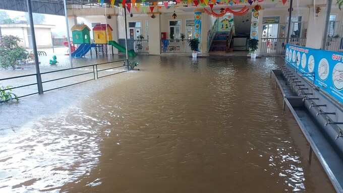 Nhiều trường học bị ngập sâu trong nước, học sinh phải nghỉ học để đảm bảo an toàn