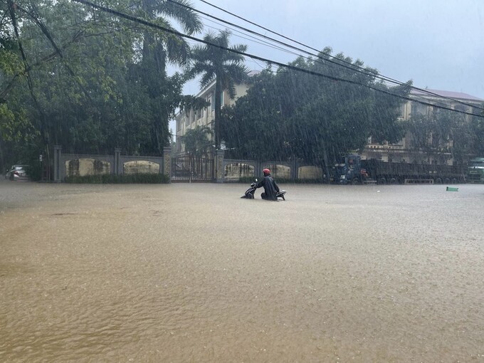 Mưa lớn, nhiều tuyến đường ở huyện Can Lộc bị ngập, các phương tiện giao thông bì bõm trong nước