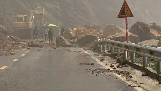 Hàng trăm khối đất đá đã đổ xuống chia cắt đường lên Cửa khẩu Cầu Treo