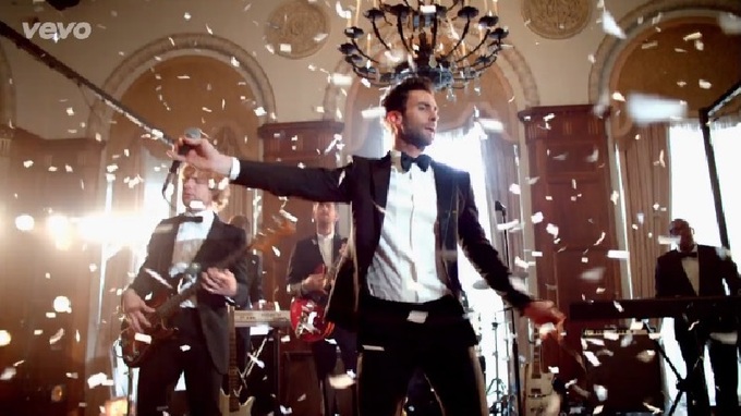 Maroon 5 “đột kích” đám cưới trong MV “Sugar”. Ảnh: Cắt từ video.